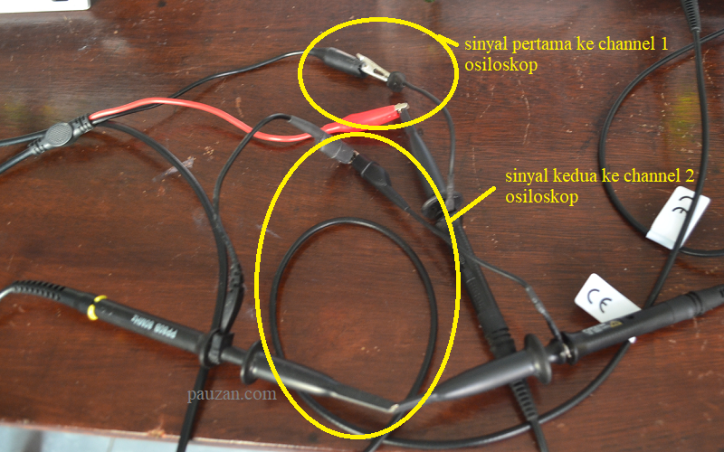 menghubungkan dua sinyal ke oslioskop